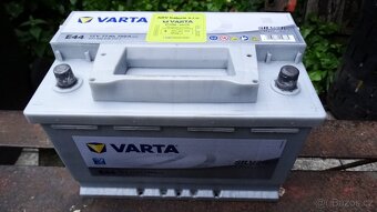 8 měsíců mladá Varta Silver Dynamic E44 12V 77Ah 780A - 2
