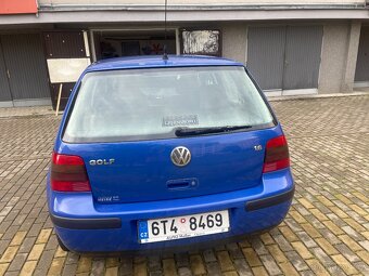 modrý Volkswagen Golf 1,6 - 2