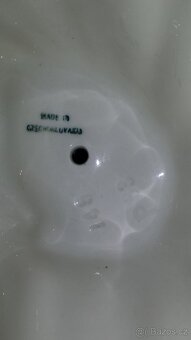 porcelánová soška bývalého Československa - sedící žena, - 2