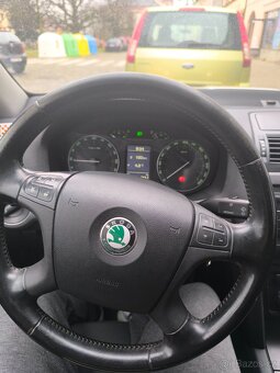 Škoda Octavia 2 rok 2005 77 kW km 384 - 2