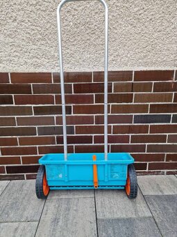 Posypovy vozík na trávu - 2
