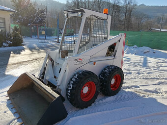BOBCAT 825 smykový nakladač - 2