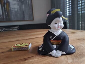 Porcelánová, kolorovaná soška Japonka, levně - 2