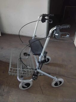 Seniorské chodítko a hole - 2