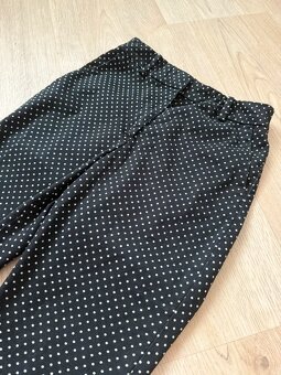 Elegantní kalhoty s bílými puntíky - 2