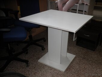 Bílý čtvercový jídelní stůl - 2