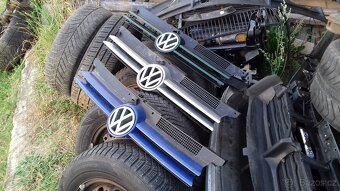 VW Volkswagen Golf 4 přední maska mezi světla - 2