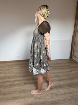 Hnědé nabírané šaty se vzorem - 2