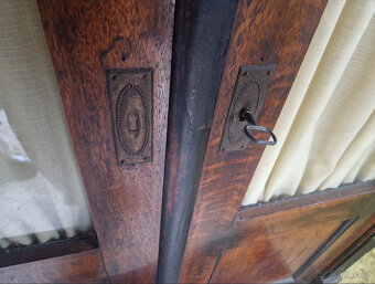 Dřevěná skříň s policemi, stará práce - 2