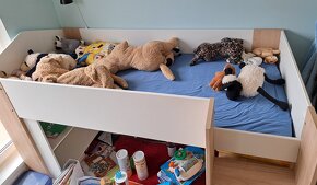 Vyvýšená dětská postel  90x 200cm vč. police, stolu a komody - 2
