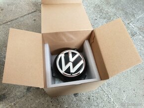Zadní logo VW otevirani kufru golf 7 - 2