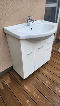 Koupelnová skříňka s unyvadlem a baterii - 2