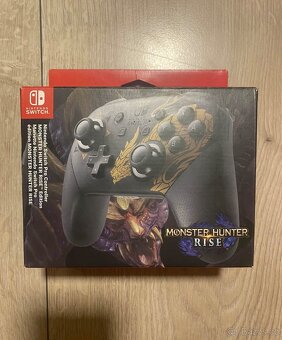 Nintendo Switch Pro Controller - 2