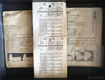 Retro šaty, kovové knoflíky… - 2