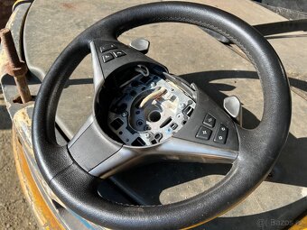BMW E60 volant s padly - 2