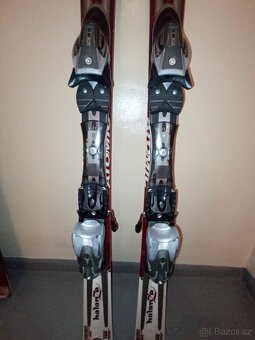 Dámské carvingové sjezdové lyže zn. Atomic - 2