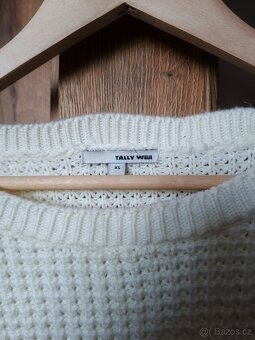 Bílý příjemný svetr, jen párkrát nošené - 2