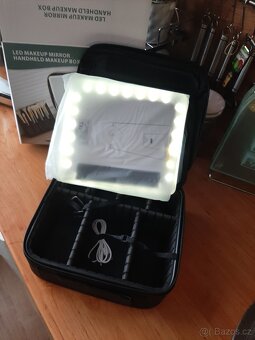 Kosmetický kufřík z led.osvetlenim - 2