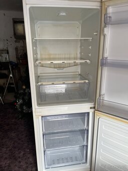 Plně funkční lednička s mrazákem - 2