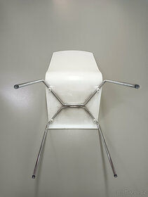 Plastová židle s kovovýma nohama. - 2