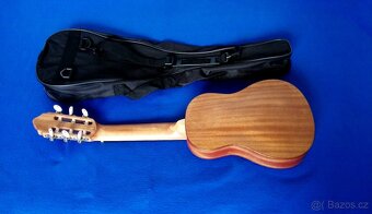 Predam guitalele Valencia JC350. - 2