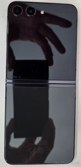 Prodám Samsung Galaxy Z Flip5 256GB barva Graphite + kožený - 2