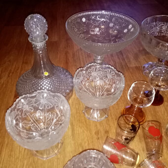 Prodám různé staré sklo a porcelán vázy,mísy, nástolec - 2