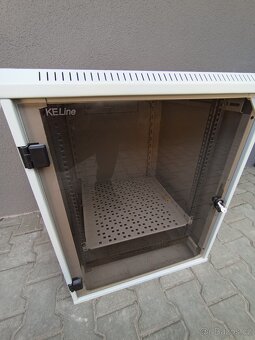Serverová skříň, rack + Switch 1000 MB - 2