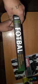 Kniha fotbalu a Marvel - 2