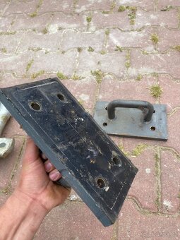 Kování na zeď nebo ukotvení do země - 2