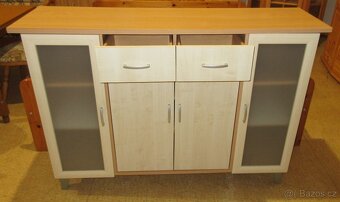 Komoda moderní s prosklenými dveřmi a šuplíky - 2
