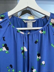 Modré květované šaty od H&M s asymetrickou sukni - 2