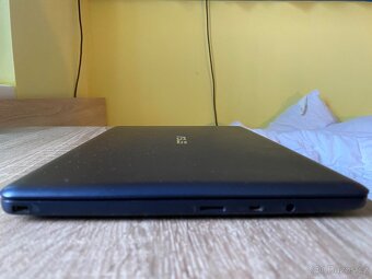 Malý notebook asus - 2