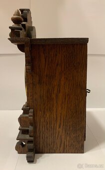 PRODÁM STARÉ VYŘEZÁVANÉ DŘEVĚNÉ STOLNÍ HODINY KIENZLE - 2