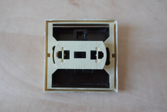 hnědý kryt vypínače - 2