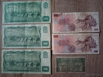 Pár bankovek a kovových mincí - 2