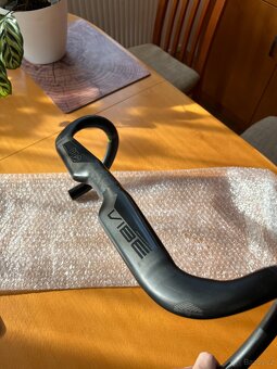 Řidítka PRO VIBE Aero Carbon 420mm - 2