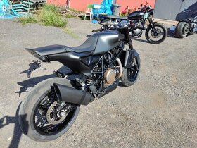 Husqvarna vitpilen 701 rv 2018 , 6500km, doplňky. - 2
