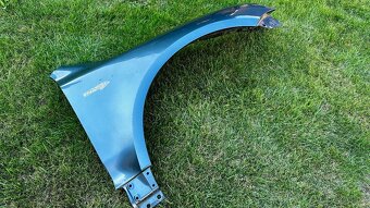 VW TOUAREG 7L - PŘEDNÍ PRAVÝ BLATNÍK - 2