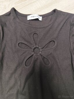 Černé triko s květinou - 2