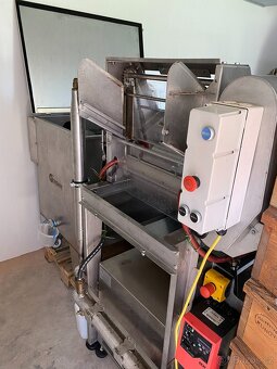 Predám linku na vytáčeni medu - 2