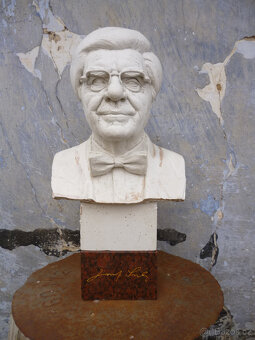 Sochařská busta houslisty Josefa Suka - 2