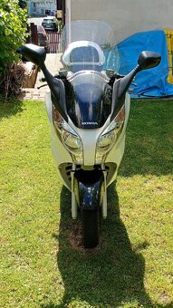 Skútr Honda S-wing FES 125 (Rezervace do 19.5.) - 2