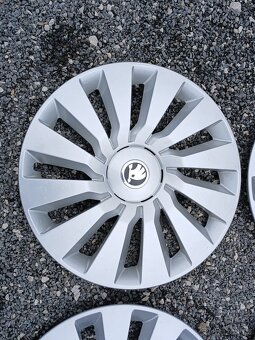 Pěkné orig poklice Škoda 16" - 2