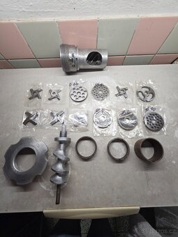 Řeznický mlýnek na maso PROFI - 2