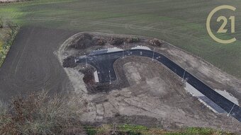 Stavební pozemek v Kozašicích – klidné bydlení s výbornou... - 2