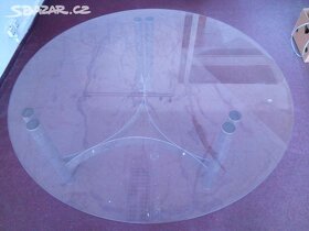 Skleněný stůl s kovovým podstavcem - 2