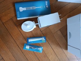 Elektrický kartáček Oral b - 2