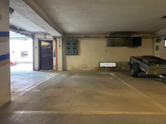 Pronajmu garážové stání v ulici Na Krocínce, Vysočany - 2