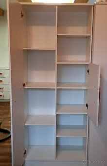 2x Dětský pokoj - skříně, stoly, postele, rostoucí židle - 2